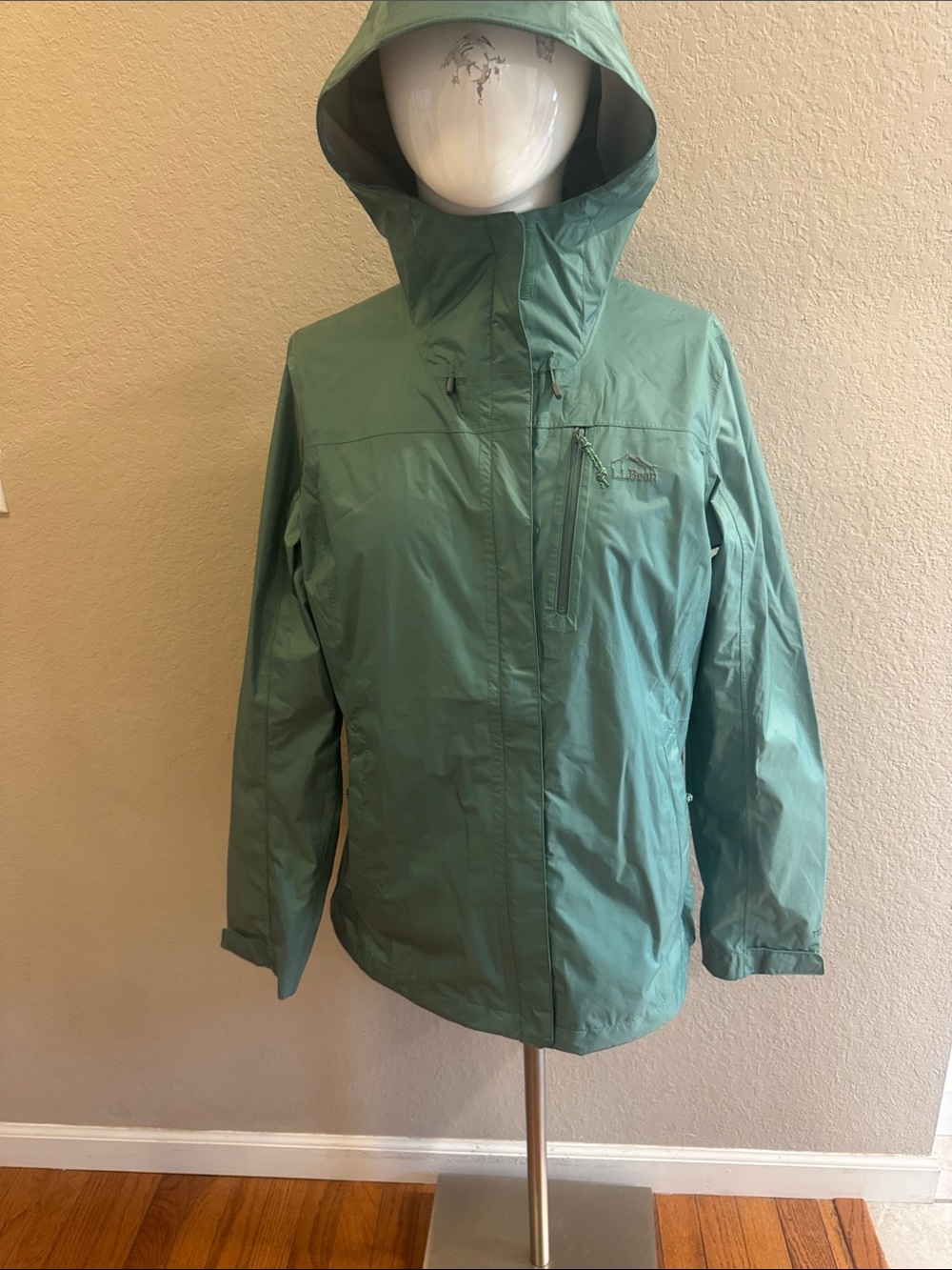 L.L. Bean women’s size large TEK Hooded Shell Jacket in Sage Green